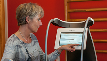 Marianne Deblon règle l’intensité d’aspiration de son appareil d’endermologie