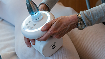 Les rouleaux de traitement aspire la peau pour faire perdre de la cellulite